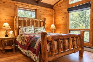 Room - Unique Rustic Ski/Tree House - Game room, Hot tub & Sauna (Jay)