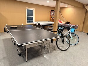 Une table de ping-pong avec un vélo garé à proximité.