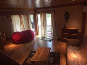 Smart TV, fireplace, stereo