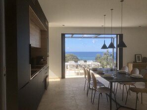 Una cocina moderna con un amplio ventanal con vistas al mar.