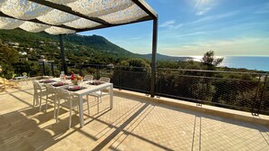 Outdoor dining - Villa Fogata in Ile-Rousse, exceptional view, design, quiet, near beach (Corbara)