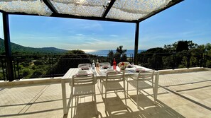 Outdoor dining - Villa Fogata in Ile-Rousse, exceptional view, design, quiet, near beach (Corbara)