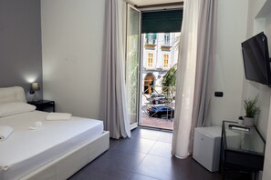 Deluxe Double Room (Castle View) | Memory-foam beds, individually decorated, desk, free WiFi - Doria Suites Napoli (Naples)