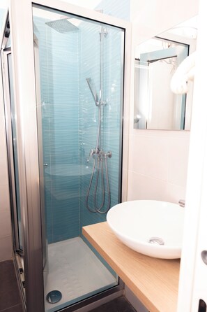 Basic Double or Twin Room | Bathroom | Shower, rainfall showerhead, free toiletries, hair dryer