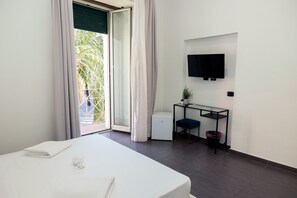 Deluxe Double Room (Castle View) | Memory-foam beds, individually decorated, desk, free WiFi - Doria Suites Napoli (Naples)