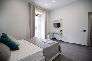 Chambre Deluxe double (Castle View) | Lit avec matelas en mousse à mémoire, décor unique, bureau
