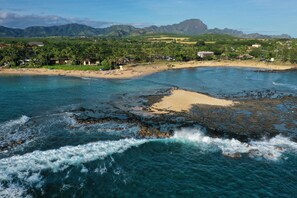 Espreguiçadeiras, toalhas de praia 