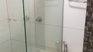 Basic Room | Bathroom | Shower, towels