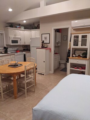 1 chambre, coffre-fort, bureau, fer et planche à repasser