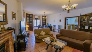 TV, fireplace - Casateli Priego de Córdoba by Ruralidays (Córdoba)