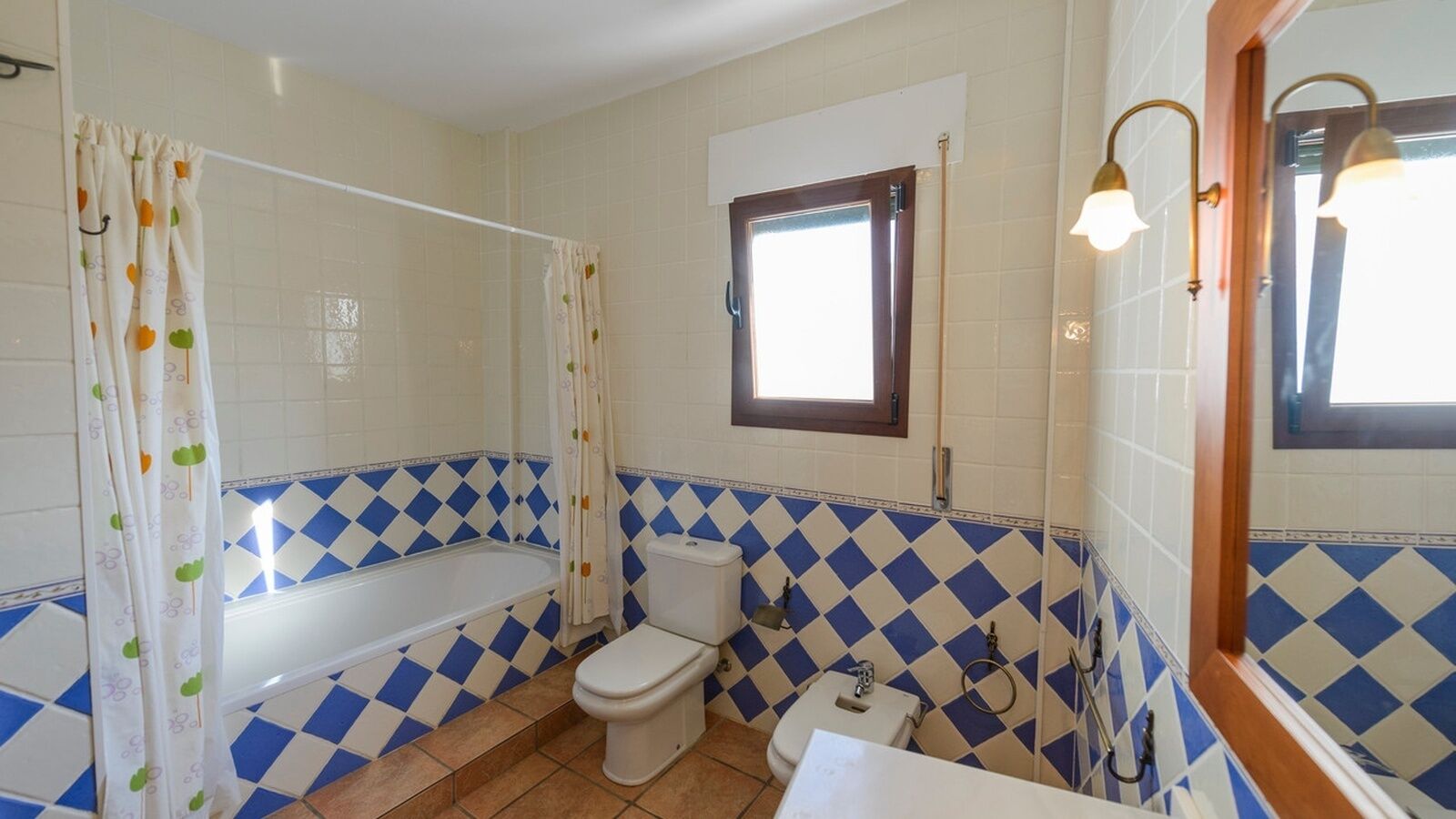 Une salle de bain avec une baignoire, des toilettes et un lavabo.