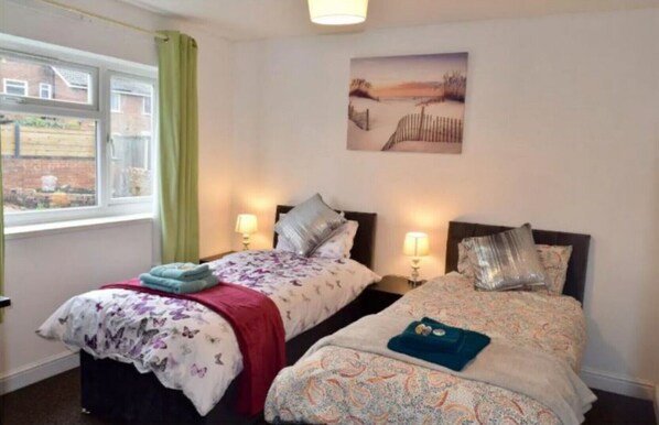 2 عدّة غرف نوم ومكواة/لوح كي وواي فاي وملاءات أسرّة