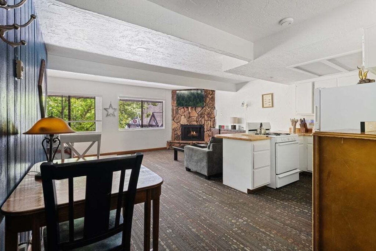 Village Suites Inn. Brown Bear, Perfect Location in the Village, fully equipped upstairs unit.