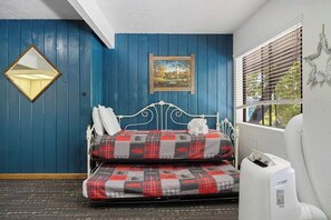 1 bedroom, free WiFi, bed sheets - Brown Bear, Perfect Location in the Village. (Big Bear Lake)