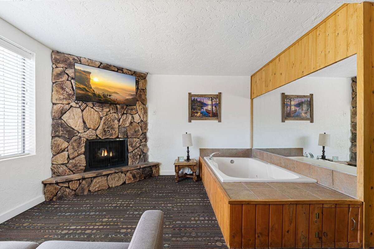 Village Suites Inn. Teddy Bear, Perfect Location in the Village. fully equipped downstairs unit.