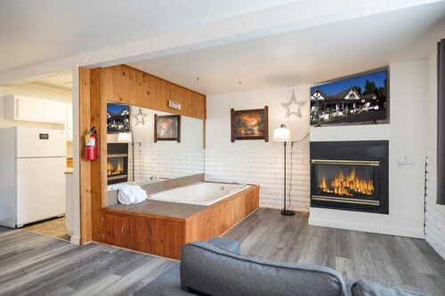 Village Suites Inn. Polar Bear, Perfect Location in the Village, fully equipped downstairs unit