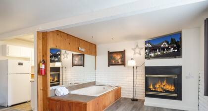 Village Suites Inn. Polar Bear, Perfect Location in the Village, fully equipped downstairs unit