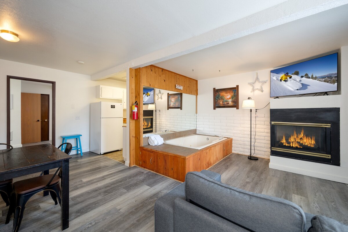 Village Suites Inn. Polar Bear, Perfect Location in the Village, fully equipped downstairs unit