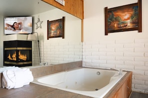Interior - Village Suites Inn. Polar Bear, Perfect Location in the Village, fully equipped downstairs unit (Big Bear Lake)