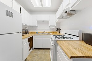 冷蔵庫、電子レンジ、オーブン、コンロ