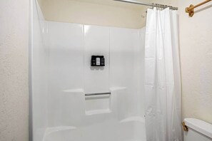 Kombination af bruser/badekar, hårtørrer, håndklæder, Shampoo