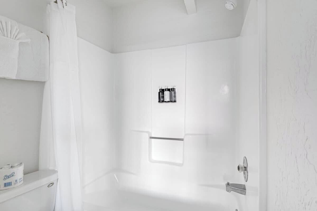 Combined shower/tub, hair dryer, towels, shampoo