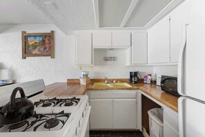 Fridge, microwave, oven, stovetop - Kodiak Bear, Perfect Location in the Village. (Big Bear Lake)