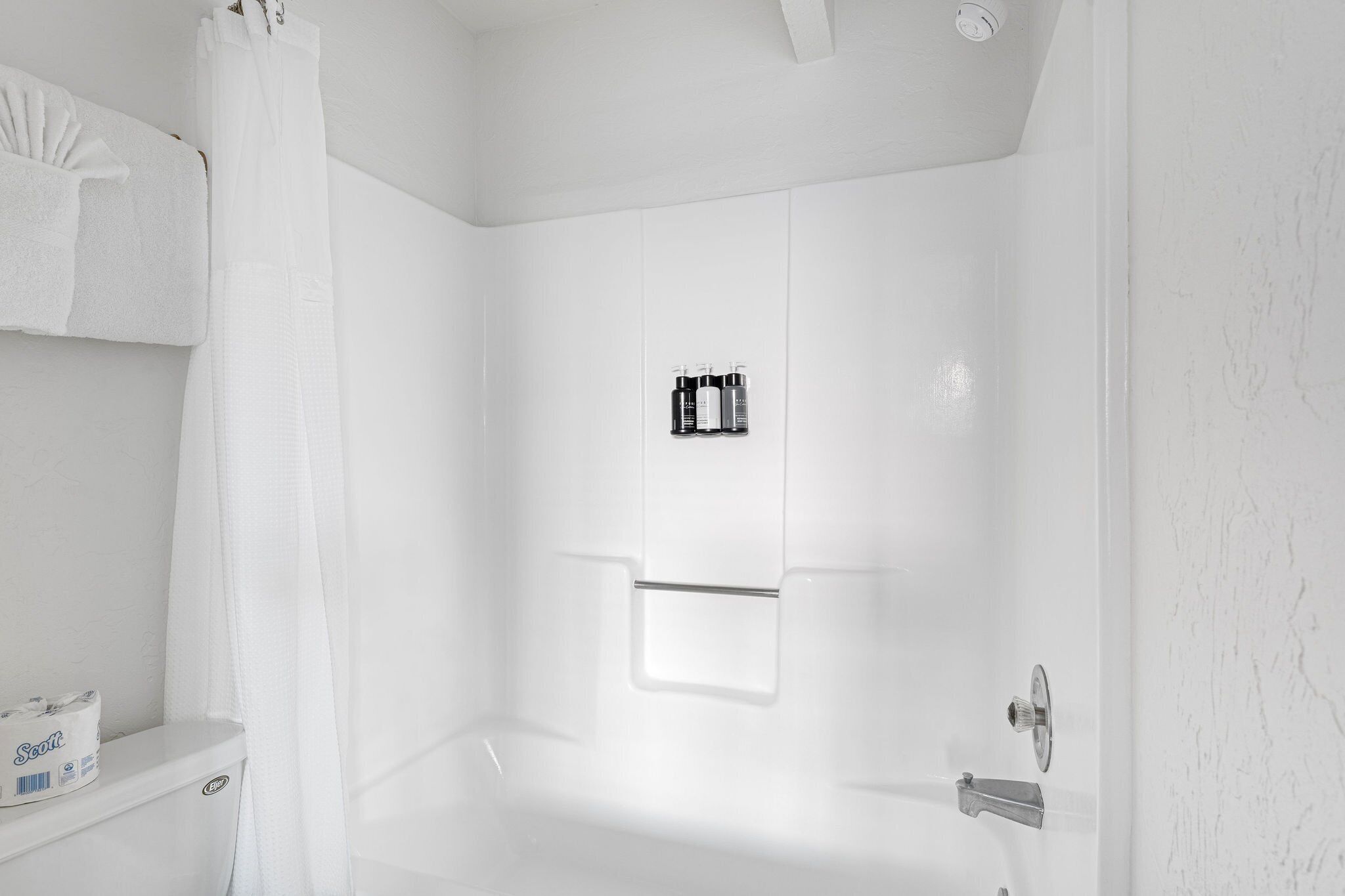 Combined shower/tub, hair dryer, towels