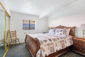 1 bedroom, free WiFi, bed sheets - Kodiak Bear, Perfect Location in the Village. (Big Bear Lake)