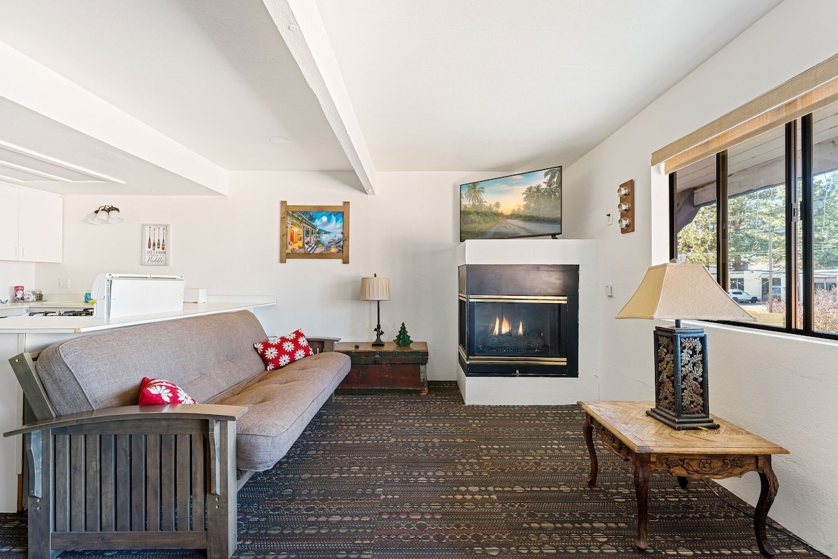 Village Suites Inn. Grizzly Bear, Perfect Location in the Village, fully equipped upstairs unit.