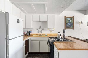 Een koelkast, een magnetron, een oven, een kookplaat