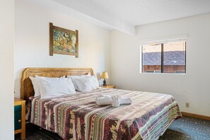 1 bedroom, free WiFi, bed sheets - Village Suites Inn American Black Bear Perfect Location In the Village Fully equipped upstairs unit. (Big Bear Lake)