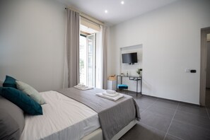 Deluxe Double Room | Down comforters, memory foam beds, free WiFi - B & B DORIA (Naples)