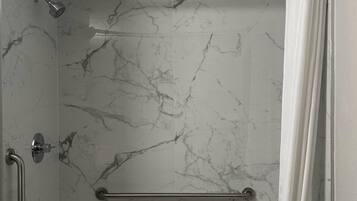 Combined shower/tub, towels