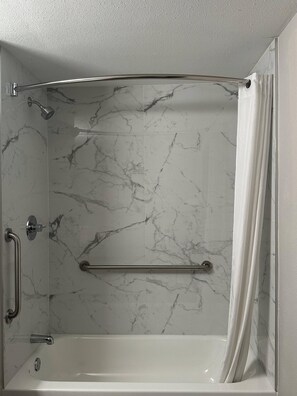 Combined shower/bathtub, towels