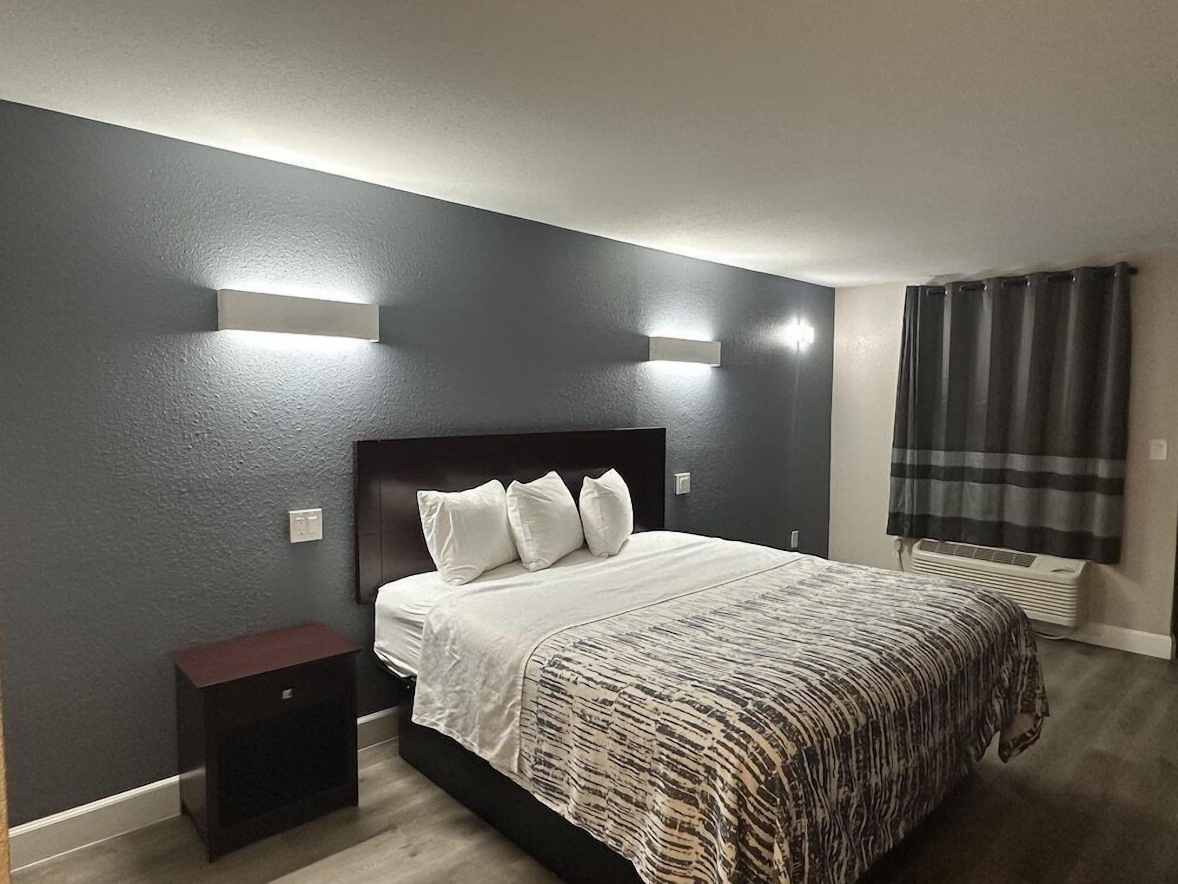 Soundproofing, free WiFi, bed sheets