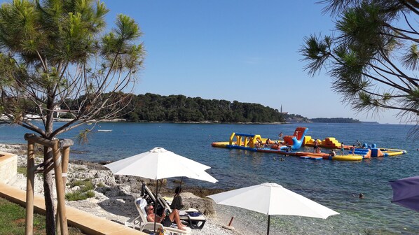 Beach nearby, sun-loungers - Ferienhaus Samsa in Rovinj - Borik 250 m vom Strand (Rovinj)