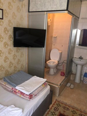 Shower, rainfall showerhead, free toiletries, towels