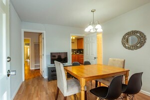 House (3 Bedrooms) | In-room dining