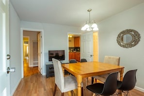 Ferienhaus (3 Bedrooms) | Essbereich im Zimmer