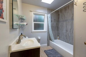 Huis (3 Bedrooms) | Badkamer | Een haardroger, handdoeken, shampoo, toiletpapier