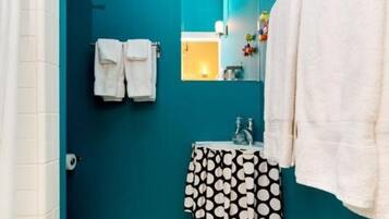 Séchoir à cheveux, serviettes fournies, savon, papier de toilette