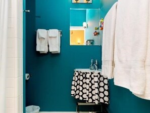 Haartrockner, Handtücher, Seife, Toilettenpapier