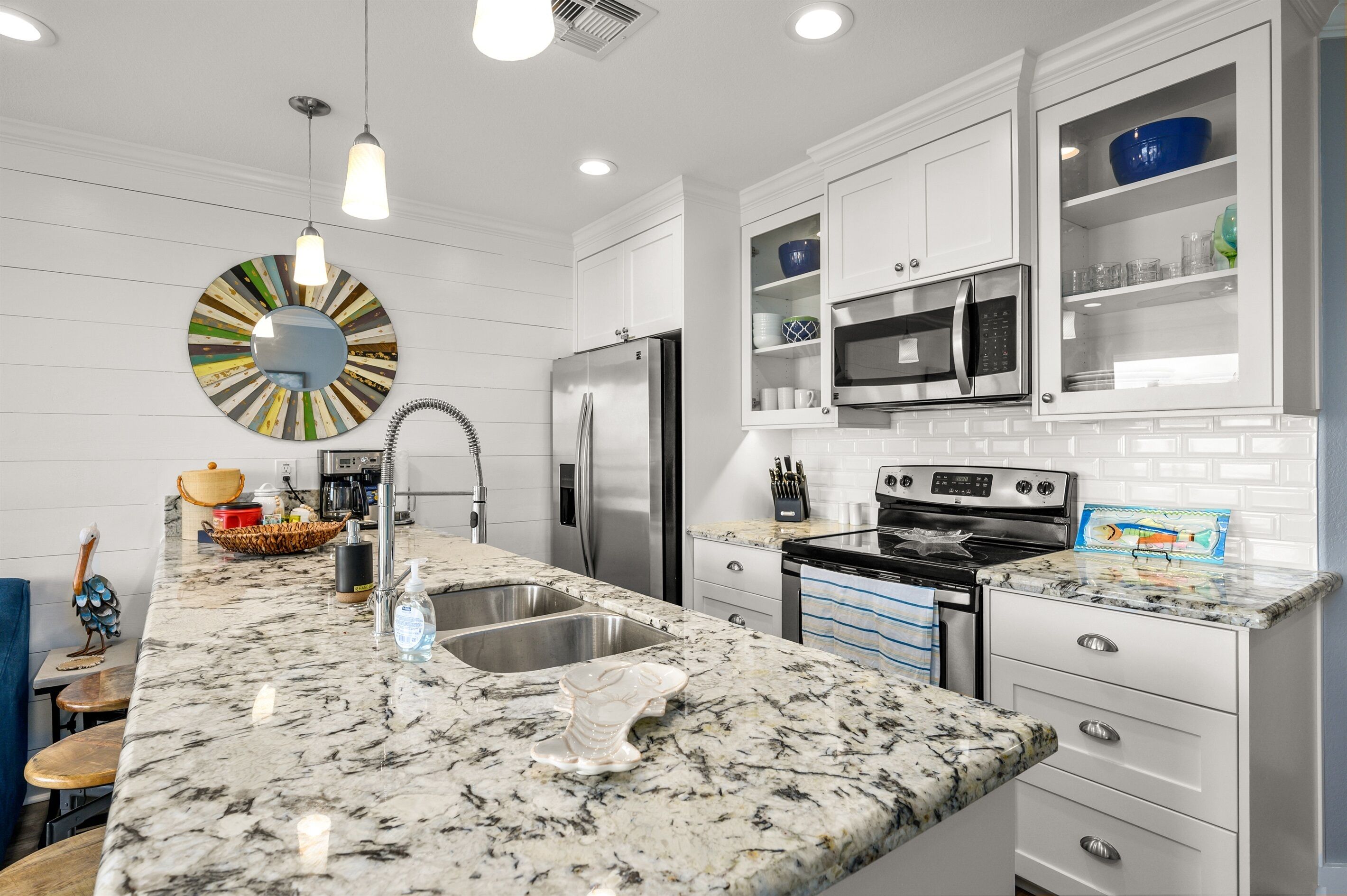 Réfrigérateur, micro-ondes, four, plaque de cuisson