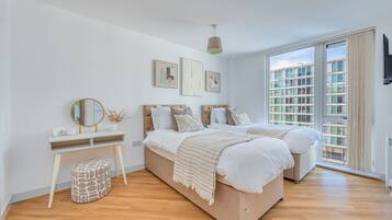 2 slaapkamers, een bureau, een strijkplank/strijkijzer, reisbedje