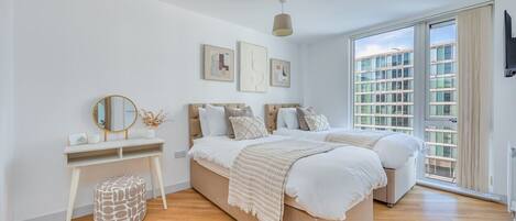 2 chambres, bureau, fer et planche à repasser, lit parapluie