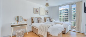 Stunning City Centre Apartment • Balcony • Free Parking • Fast Wifi