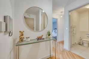 Ensemble douche/baignoire, articles de toilette gratuits, sèche-cheveux