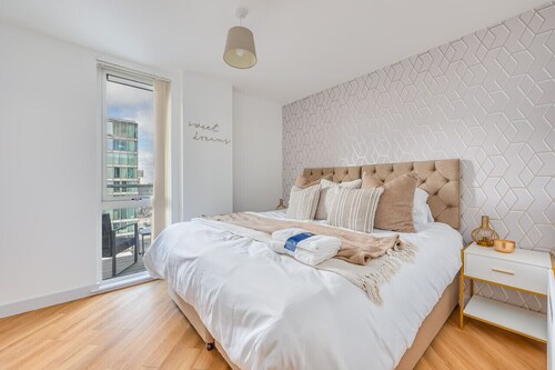 Stunning City Centre Apartment • Balcony • Free Parking • Fast Wifi • Self-Check-In • Yoko Property