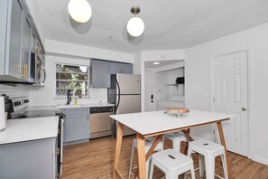 Fridge, microwave, oven, stovetop - Bright & Cozy Townhouse  2,600 monthly (St. Petersburg)